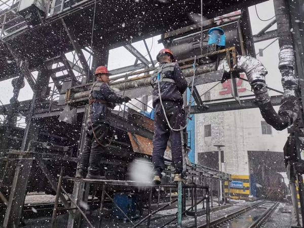 陜煤建設洗選煤運營公司檸條塔運營項目部:“斷崖式”降溫,工人“白頭”力保生產