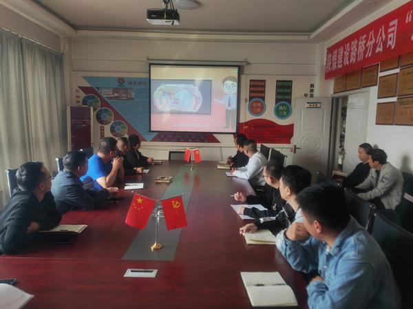 陜煤建設路橋分公司靖神鐵路項目部組織開展“5.12”防災減災科普宣傳活動