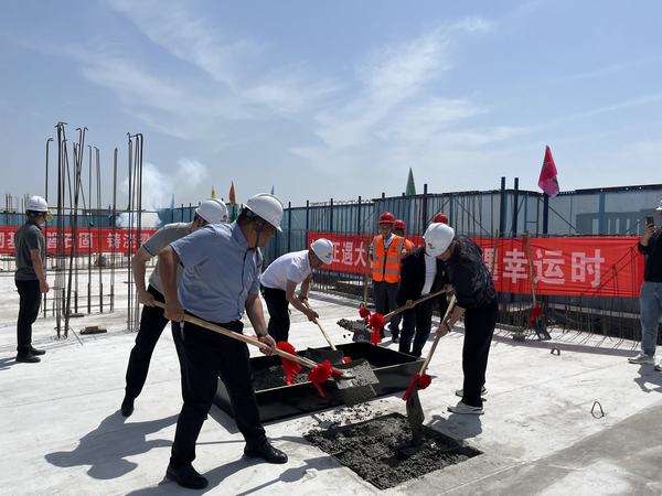 陜煤建設(shè)銅煤公司承建的銅煤三號青竹林小區(qū)4#樓順利封頂