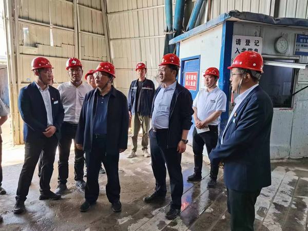 陜煤股份有限公司常務副總經理李孝波、彬長礦業有限公司總經理焦小年蒞臨陜煤建設礦建二公司第一項目部檢查指導工作