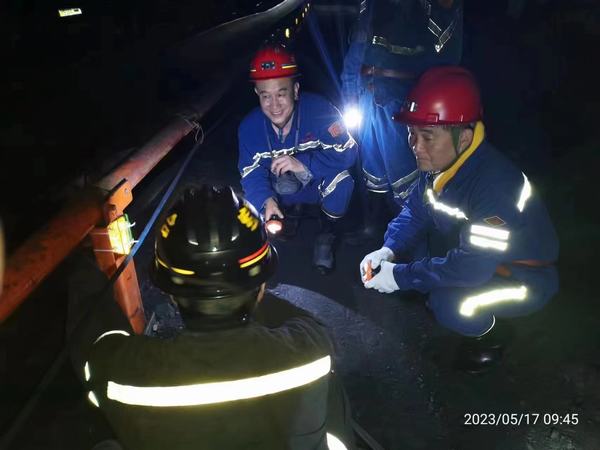 黃陵建莊礦業有限公司董事長雷貫亮深入陜煤建設礦建二公司建莊項目部檢查安全質量標準化工作