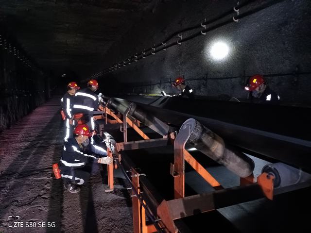 陜煤建設韓城分公司安裝三項目部提前完成張家峁煤礦2-2煤南部膠運巷帶式輸送機安裝工程