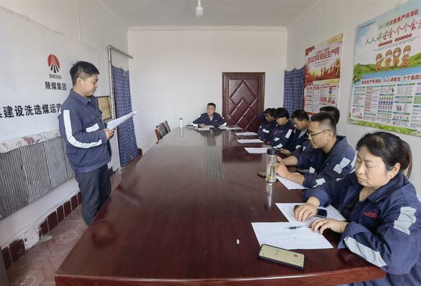 陜煤建設(shè)洗選煤運營公司第七項目部：拒三違遵章保安全，寄思念家書報平安