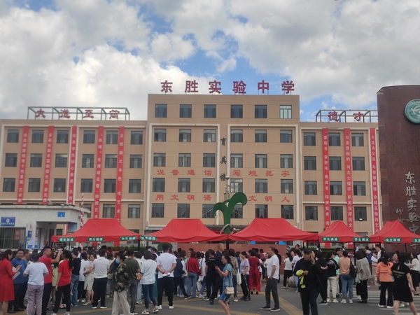 陜煤建設銅煤公司第五項目部開展“助力中考,愛心送水”志愿服務活動