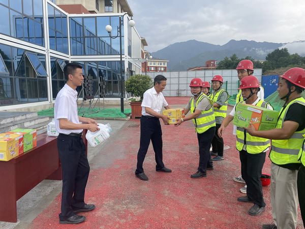 陜煤建設天工公司：抗高溫戰酷暑 心系健康“送清涼”