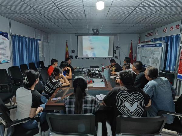 陜煤建設天工公司安裝一部順利完成胡家河(孟村)站系統配電控制工程箱變及配電柜吊裝任務