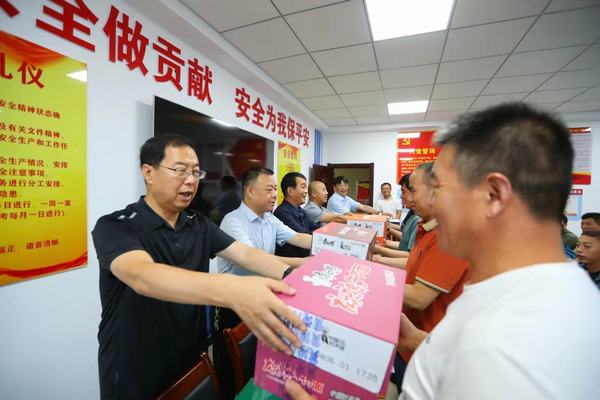 黃陵建莊礦業有限公司董事長雷貫亮蒞臨陜煤建設礦建二公司建莊項目部檢查慰問