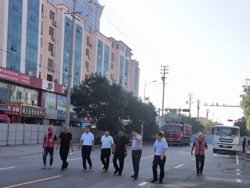 榆林市住建局黨組書記、局長紀磊一行蒞臨上郡北路道路綜合整治提升工程檢查指導工作