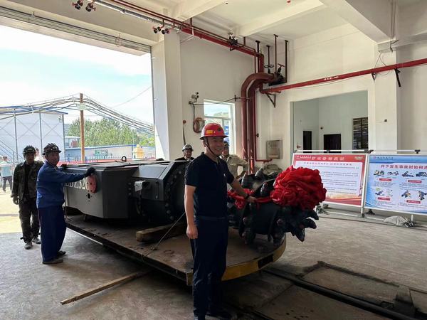 陜煤建設礦建二公司王峰項目部第三臺硬巖綜掘機順利入井