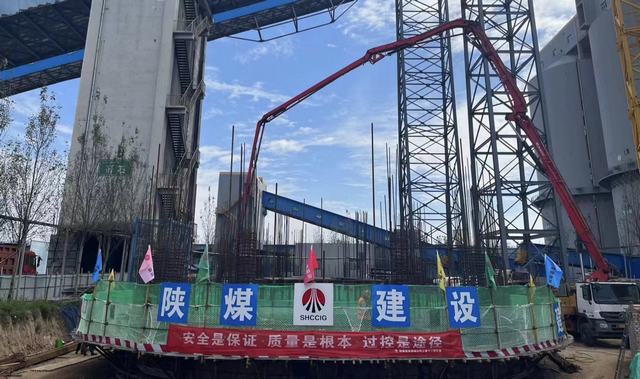 陜煤建設韓城分公司承建的文家坡礦選煤廠新建矸石倉滑模施工正式拉開序幕