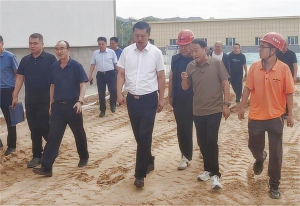 綏德縣縣委副書記、縣長王誠一行蒞臨陜煤建設路橋分公司綏德縣第二凈水廠工程調研