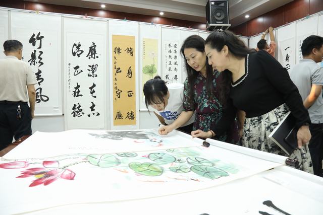 “清”風(fēng)入心  “廉”花自開