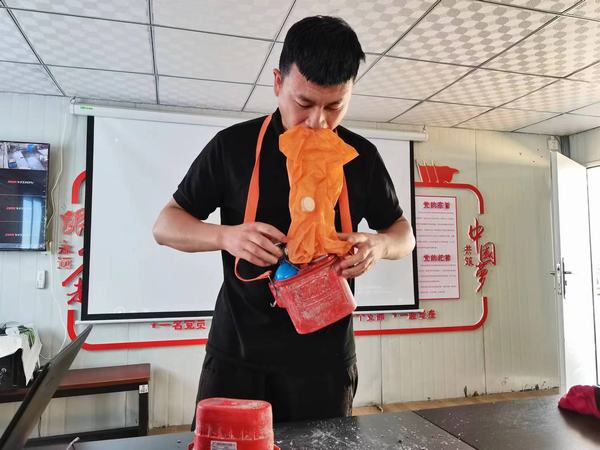 陜煤建設礦建二公司第一項目部開展壓縮氧自救器培訓工作