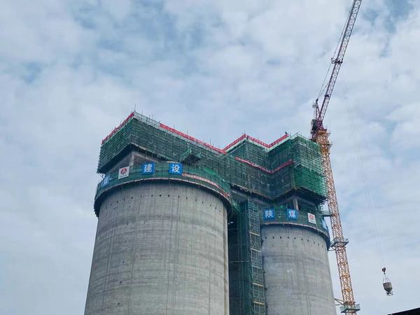 陜煤建設天工公司承建的胡家河(孟村)煤炭鐵路專用線改擴建項目儲煤倉工程順利封頂