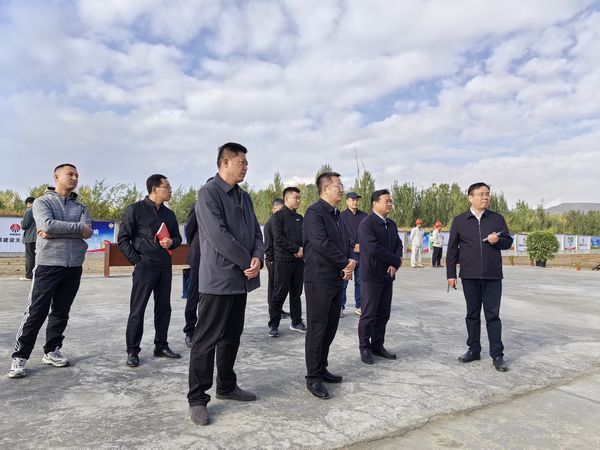 伊寧市委副書記黃偉蒞臨陜煤建設天工公司承建的伊寧儲煤中心基地建設項目檢查指導工作