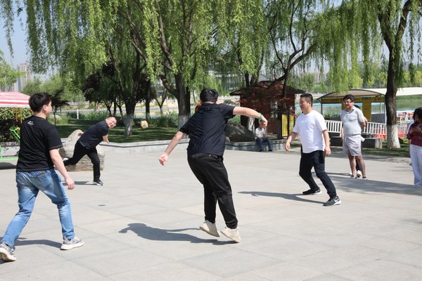 陜煤建設(shè)路橋分公司舉辦“迎五一、鼓干勁、促團(tuán)結(jié)”懷舊嘉年華趣味活動(dòng)