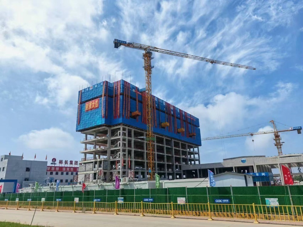 陜煤建設渭南分公司承建的陜西彬長CFB示范項目宿舍樓工程“喜封金頂”