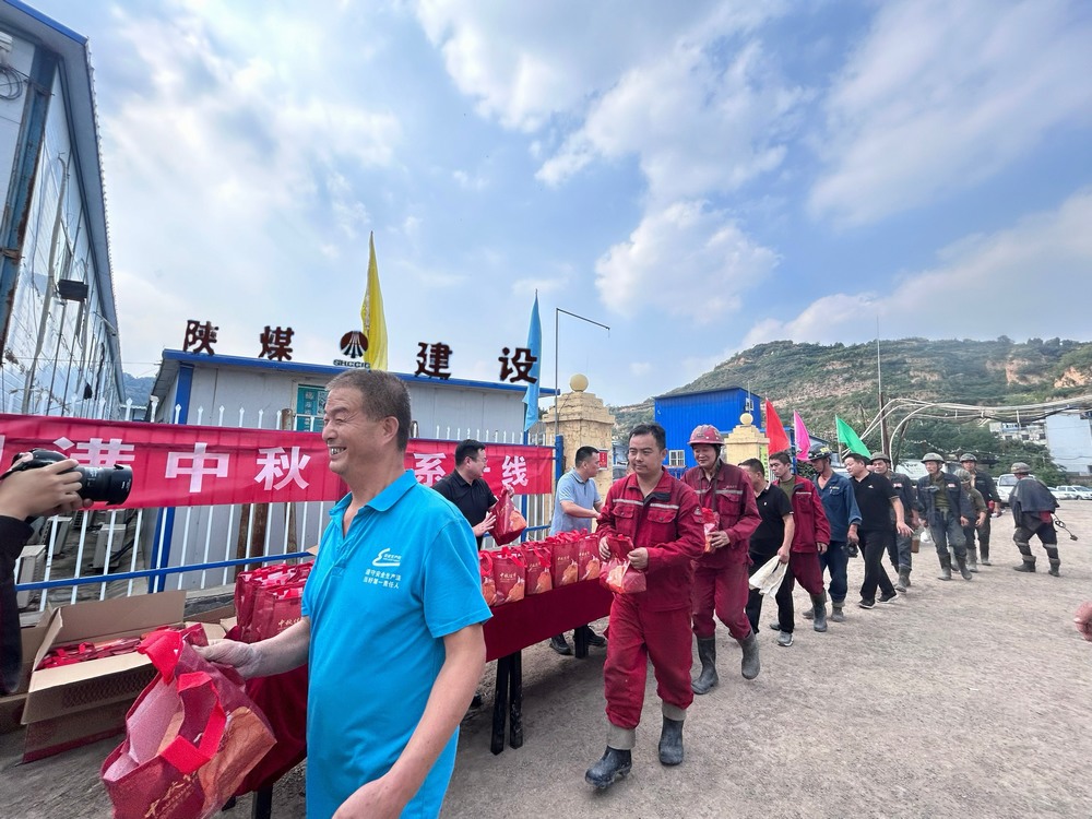 韓城礦業王峰煤礦領導到陜煤建設礦建二公司王峰項目部進行“中秋節”暖心慰問
