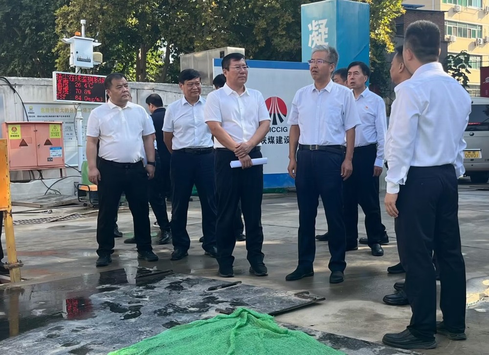 渭南市委副書記、市長陳曉勇一行蒞臨陜煤建設(shè)渭南分公司承建的梅園新村項目督導(dǎo)檢查工作