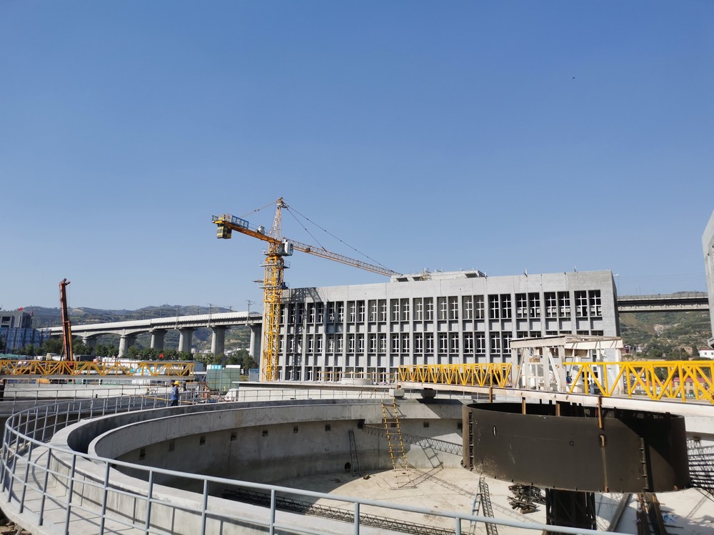 十月的磚瓦，建設(shè)的詩(shī)行