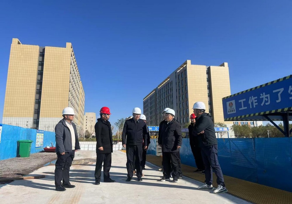 鄂爾多斯市代建中心及應(yīng)用技術(shù)學(xué)院校方對鄂爾多斯市應(yīng)用技術(shù)學(xué)院項目進行調(diào)研