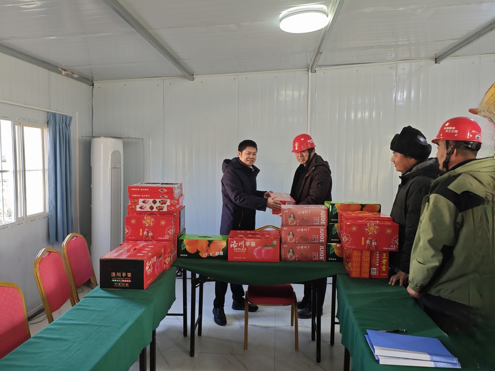 陜西彬長文家坡礦業(yè)有限公司副總經(jīng)理、總工程師王飛深入天工公司基層項(xiàng)目部慰問