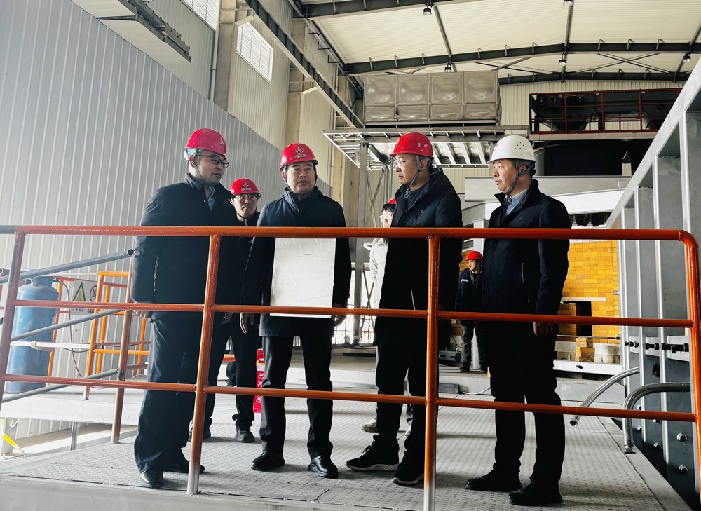 陜西建材科技集團(tuán)黨委書記、董事長、總經(jīng)理周紅深入天工公司基層項(xiàng)目部進(jìn)行慰問