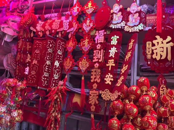 從對聯變化看年味導向