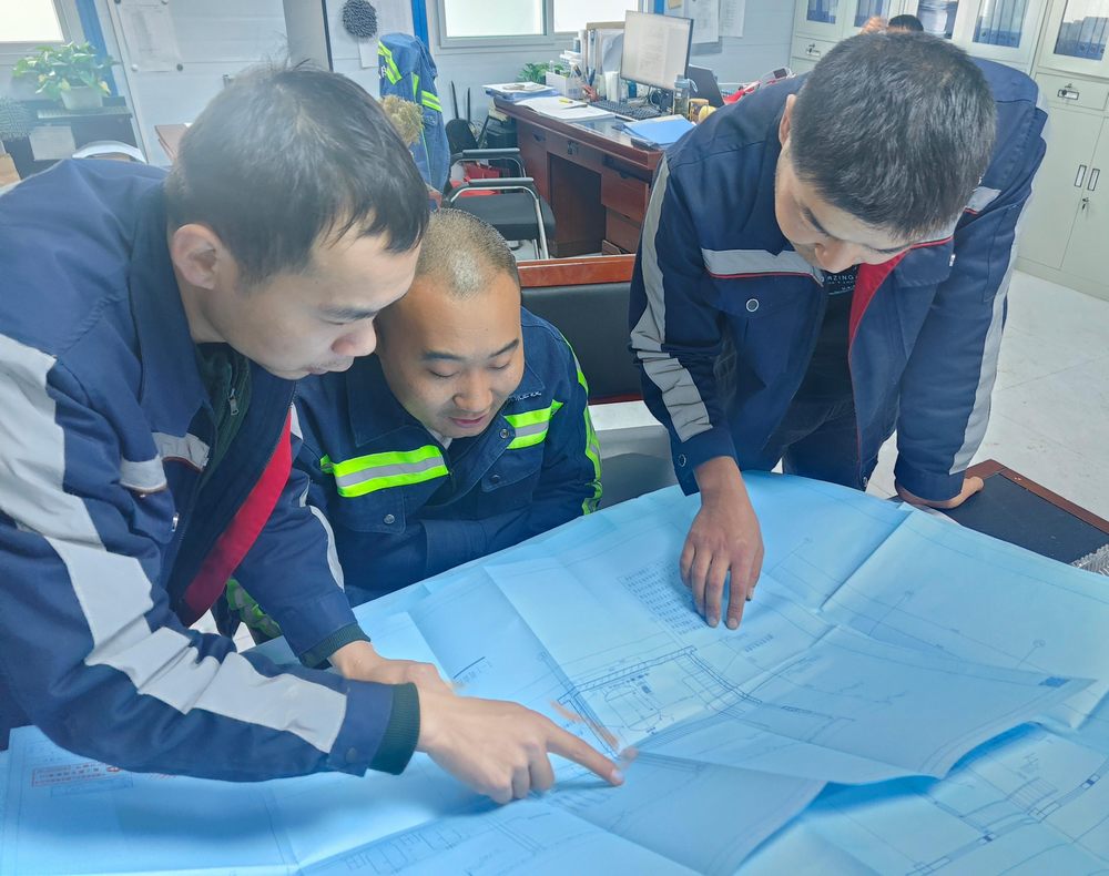 陜煤建設機電安裝公司：趙石畔煤礦301盤區變電所送電成功