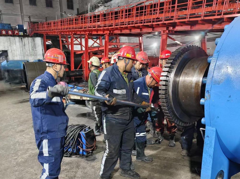 陜煤建設(shè)機(jī)電安裝公司提前8小時完成可可蓋礦井主斜井卸載滾筒更換工程