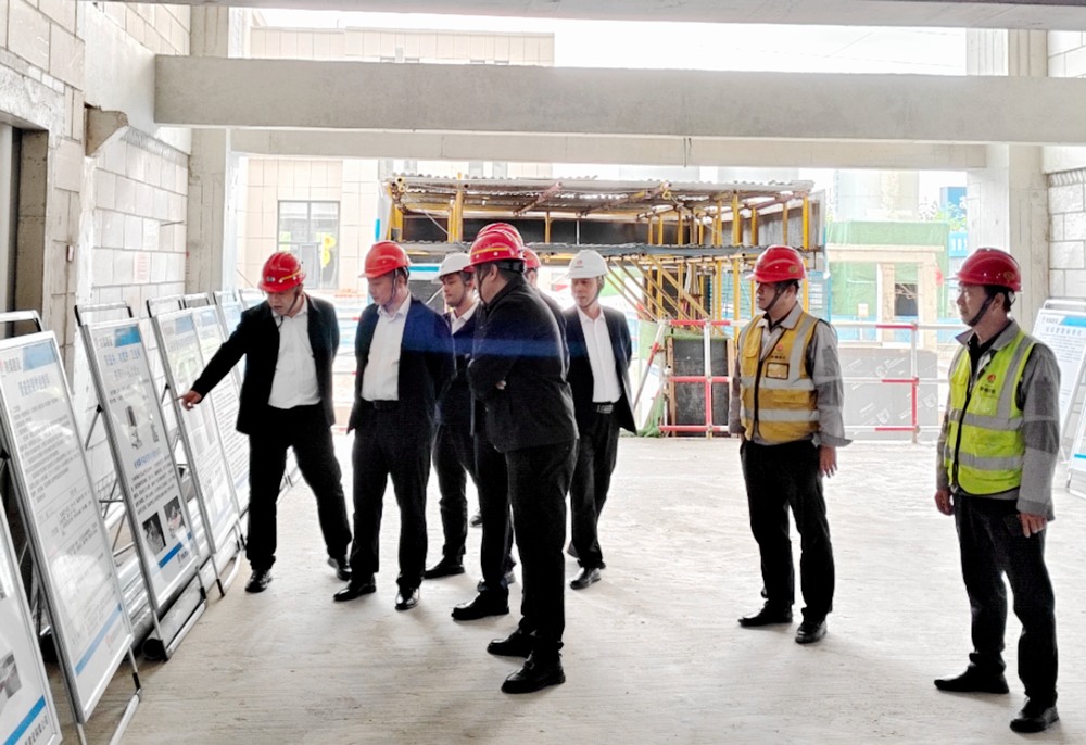 陜煤集團基本建設部高級主任師楊景輝一行深入陜煤建設銅煤公司承建的檸條塔新建3#、4#員工公寓樓項目檢查指導工作