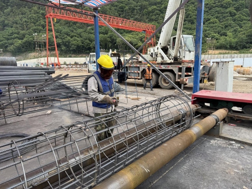 陜煤建設銅煤公司:黃陵店頭電廠二期建設者迎“烤”驗,千根樁基提前拔地而起