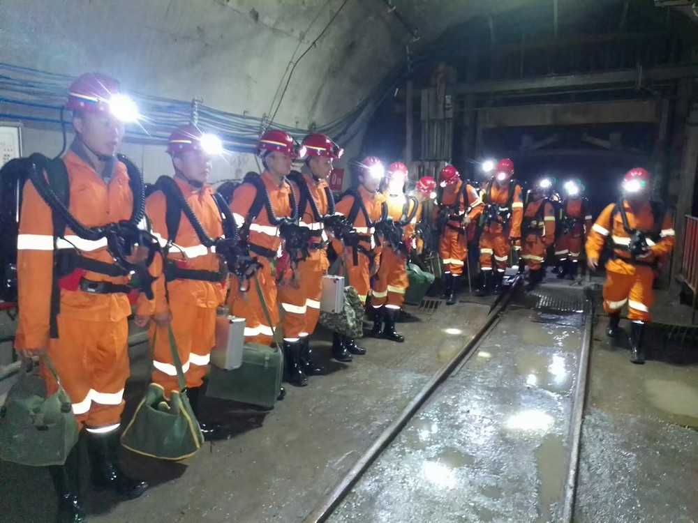 陜煤建設礦建三公司華龍項目部組織開展“頂板事故”應急演練