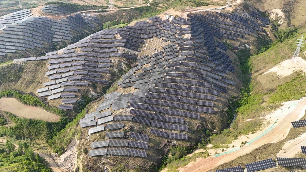 陜煤建設韓城分公司安裝第四項目部承建的陜煤電力夏縣100MW光伏發電項目成功實現首次并網