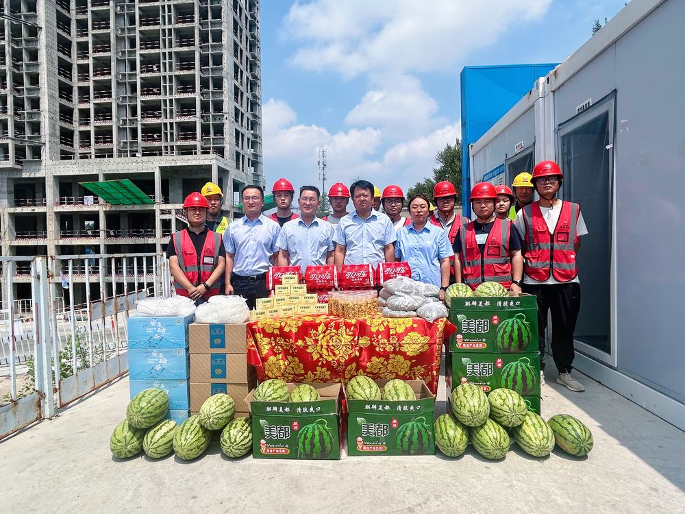 陜煤建設(shè)榆林公司開展“夏送清涼”慰問(wèn)活動(dòng)