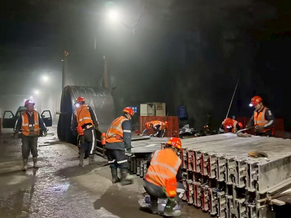 陜煤建設機電安裝公司：紅柳林礦業主運二部膠帶接頭硫化圓滿完成