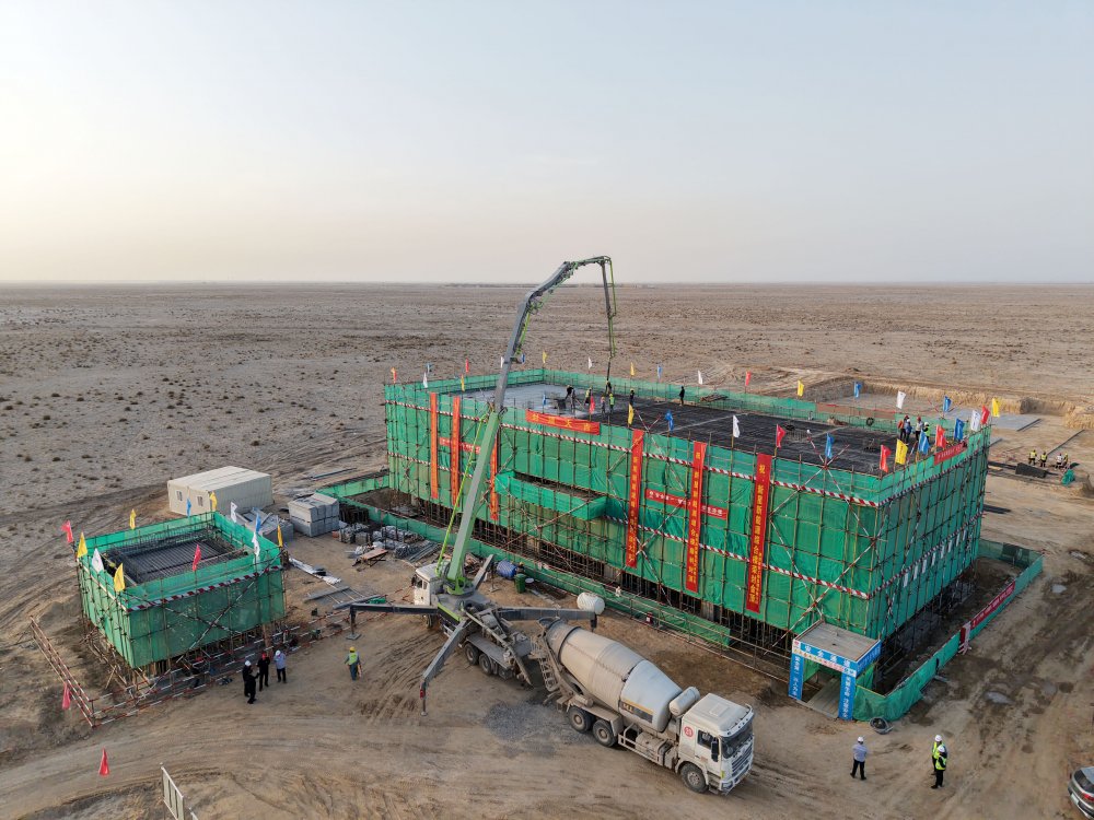 陜煤集團新疆公司兵團第十三師新星市30萬千瓦光伏發(fā)電項目升壓匯集站生產綜合樓、警衛(wèi)傳達室順利封頂