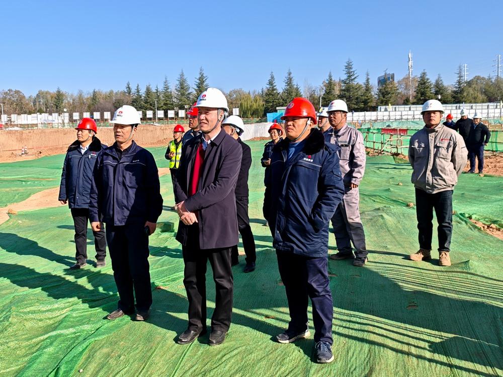 陜煤集團(tuán)基本建設(shè)管理部高級主任師黃社民一行深入陜煤建設(shè)承建的銅創(chuàng)能材項(xiàng)目檢查指導(dǎo)工作