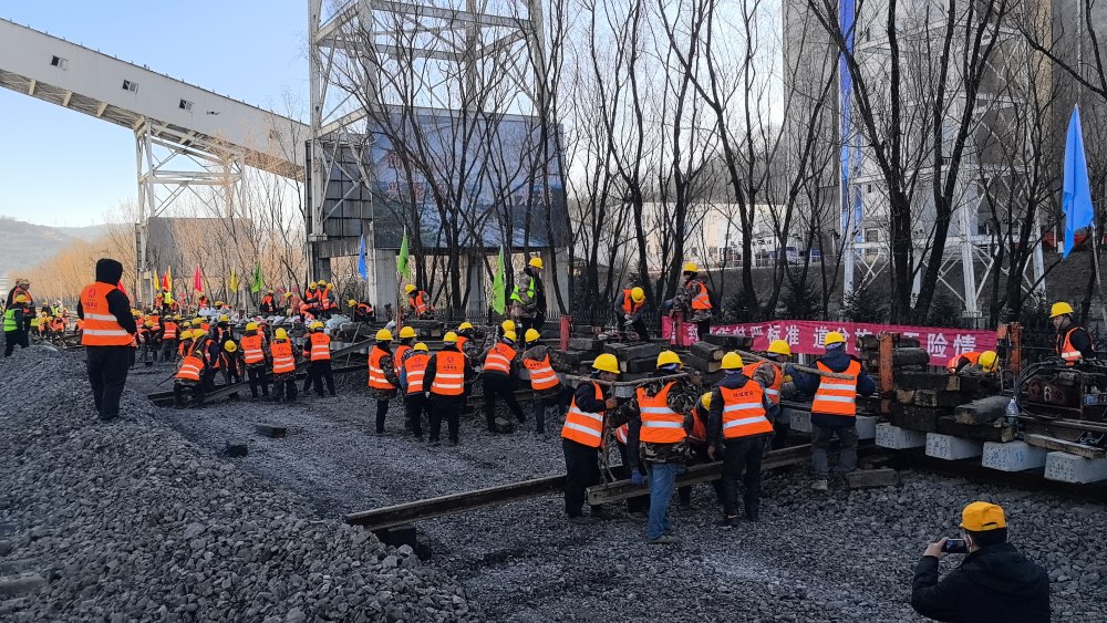 極限挑戰！“天窗”點啃下鐵路道岔施工硬骨頭