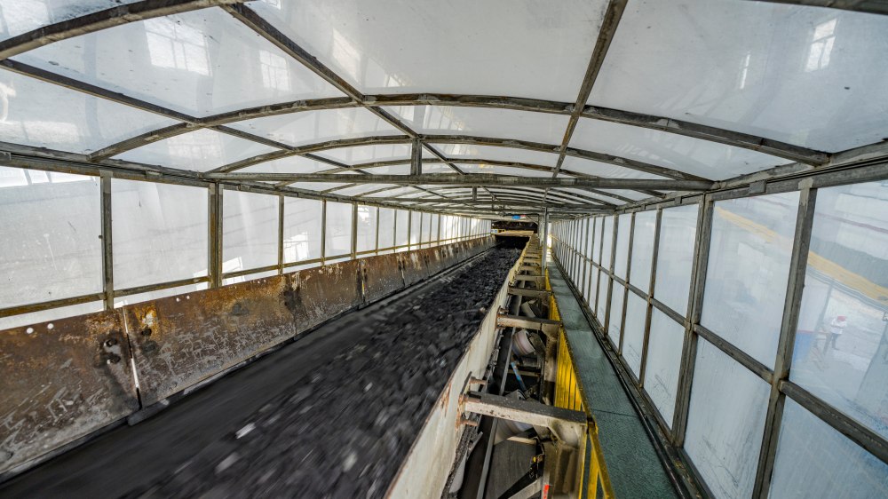 陜煤建設機電安裝公司小保當選煤廠技術改造項目干煤流系統安裝工程帶煤試運行圓滿成功